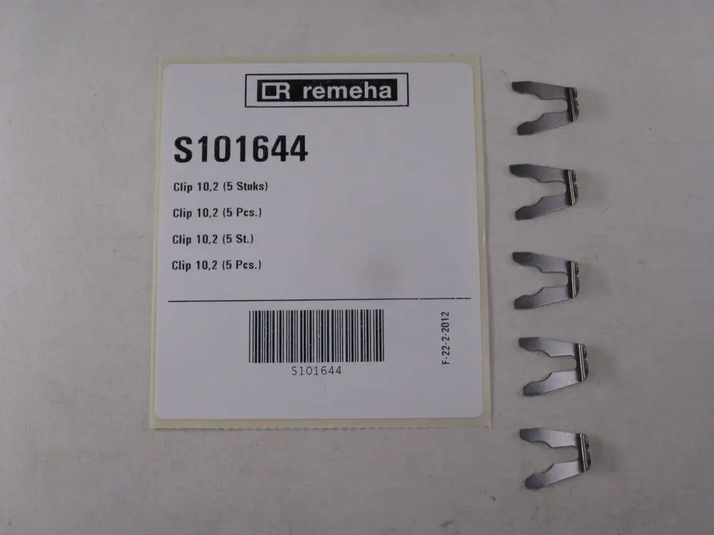 Stanze aus Metall mit fünf Clips auf einer Verpackung. Die Marke Remeha ist auf dem Etikett deutlich sichtbar. Der Artikel ist für diverse Anwendungen geeignet.